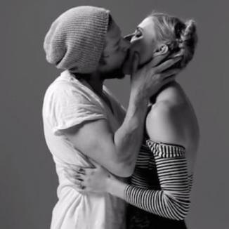 Provocare filmată: 10 perechi de necunoscuţi s-au sărutat pentru prima oară (VIDEO)